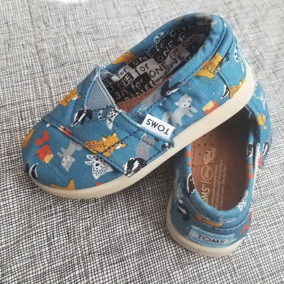 Toms Other - BNWOT Tiny Toms Disney Its A Small World print